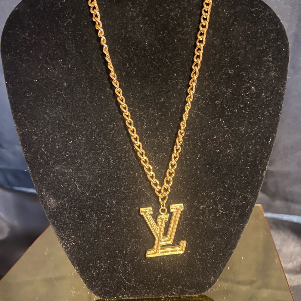 Louis Vuitton LV Pendant Necklace - Picture 7 of 7